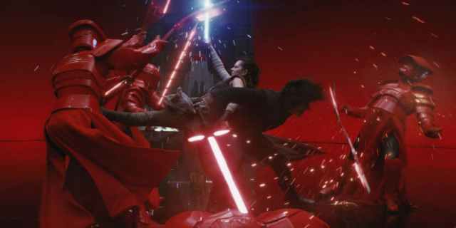 Star-Wars-The-Last-Jedi-Rey-and-Kylo-Snoke-Throne-Room-battle-photo-Disney-Lucasfilm